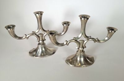 paire de bougeoirs anciens en métal argenté
