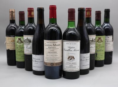 plusieurs bouteilles de vin sont alignées sur une table