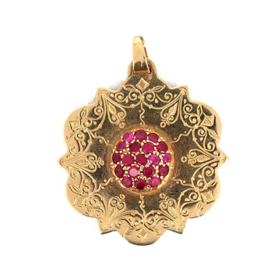 une photo en gros plan d'un pendentif en or orné d'une pierre rose