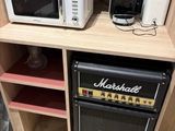 deux micro-ondes et une cafetière posés sur une étagère