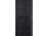 Cette armoire haute est en bois et présente une finition noire.