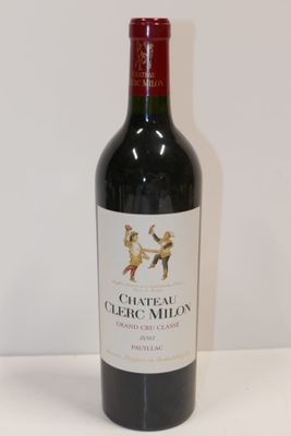 une bouteille de vin posée sur une table