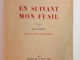 un vieux livre posé sur une table blanche, avec une couverture rouge