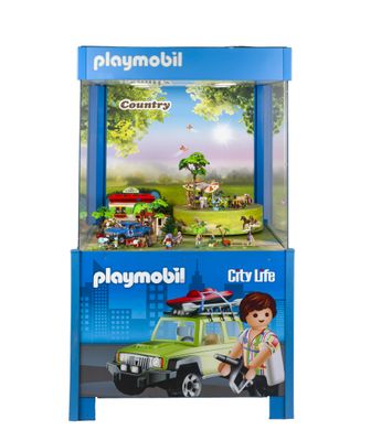un gros plan sur une vitrine Playmobil contenant une voiture et des figurines