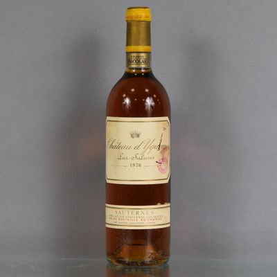 une bouteille de vin posée sur une table en verre