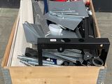 une caisse en bois contenant des outils, posée sur une palette