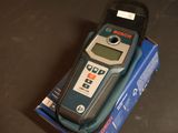 un téléphone portable posé sur une boîte