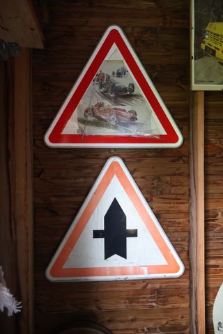 Lot de 11 panneaux de signalisation routière