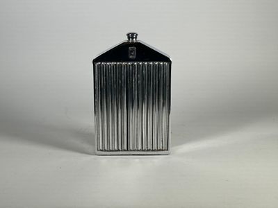 Flasque à alcool en métal chromé figurant une calandre de RO…