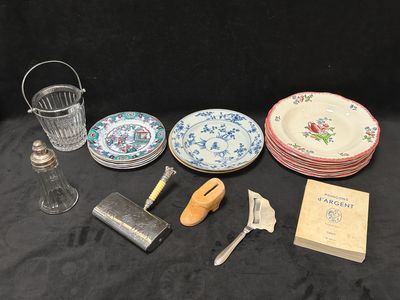 un grand nombre d'objets posés sur une table