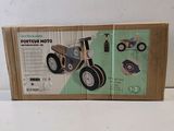 une boîte contenant un vélo jouet, posée sur une table