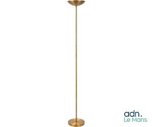 un lampadaire doré surmonté d'un abat-jour en verre