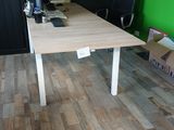 un parquet en bois massif dans un bureau aux murs verts et doté d'un bureau blanc