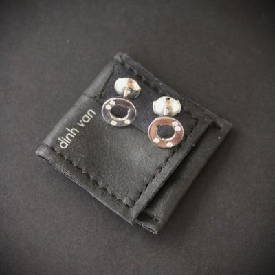 DINH VAN « Cible ». Paire de boutons d’oreille en or gris 75…