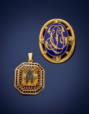 un gros plan sur deux pendentifs dorés et bleus sur fond bleu