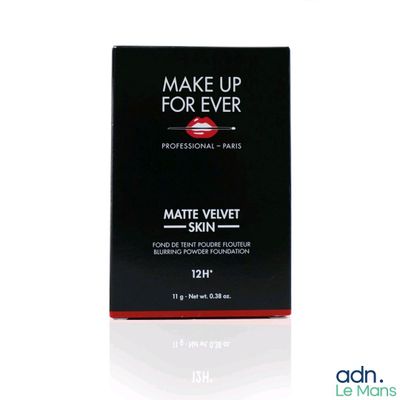 une boîte de fond de teint « Matte Velvet Skin » de Make Up For Ever