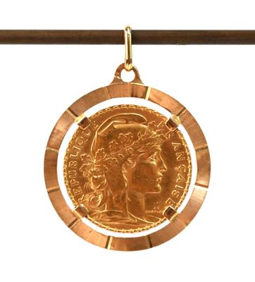 l'image d'une pièce d'or suspendue à une corde