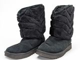 une paire de bottes noires pour femme sur fond blanc