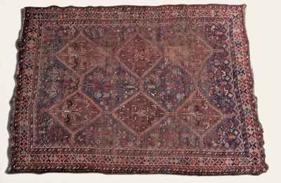 un vieux tapis orné d'un motif sur fond blanc