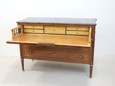 un petit bureau sur lequel est posé un plateau en marbre