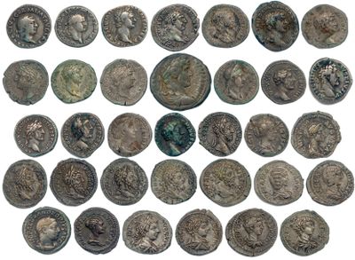 une collection de pièces de monnaie romaines antiques sur fond blanc