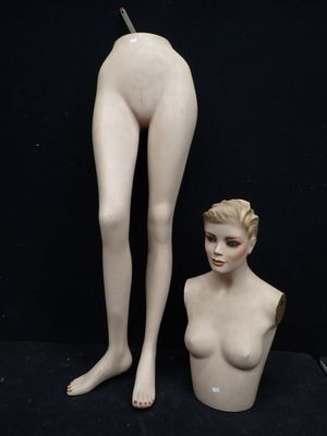 un mannequin féminin et un autre mannequin féminin sur fond noir