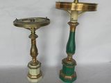 paire de bougeoirs anciens en laiton avec des socles en marbre vert et blanc