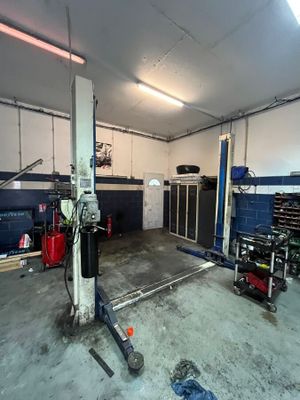 l'image d'un garage contenant de nombreux outils