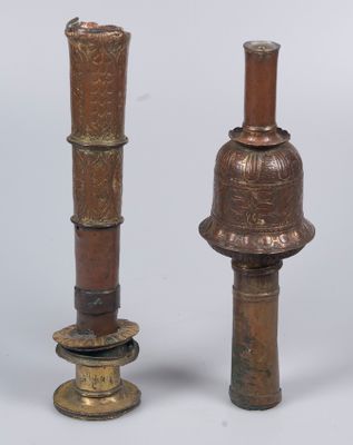 Deux groupes de croix en cuivre doré. XVe-XVIe siècles.