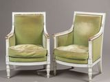 une paire de fauteuils en velours vert avec des pieds et des accoudoirs blancs