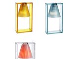 quatre lampes de couleurs différentes sur un fond blanc