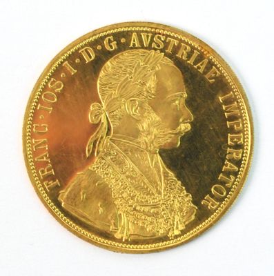 une pièce d'or avec l'image d'une femme dessus