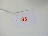 une étiquette portant le numéro 85 sur un fond blanc