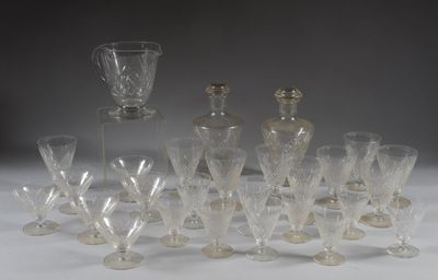 un grand nombre de verres à vin posés sur une table
