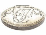 un étui à pilules ancien en argent, orné d'un monogramme