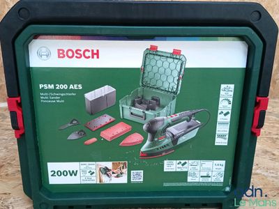 La boîte est ouverte sur la table et contient des outils.