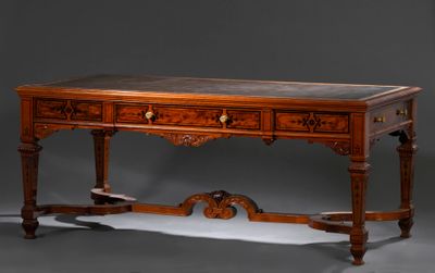 une photo d'une table en bois avec des tiroirs et un plateau en marbre