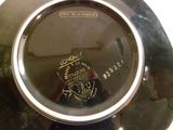 une assiette en argent ornée d'un motif noir et or