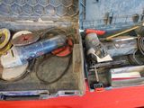 une boîte à outils avec des outils posés sur une table