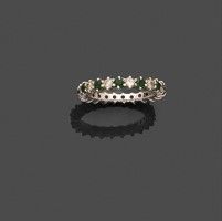 une bague en émeraude et diamant