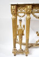 Console en bois richement sculpté et doré. (photo 4)