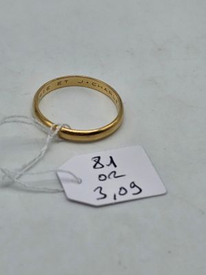 une bague en or sur laquelle est accrochée une étiquette de prix