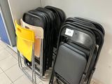 beaucoup de chaises placées les unes à côté des autres
