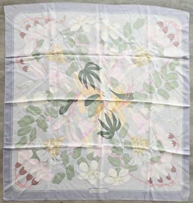 un mouchoir blanc orné d'un motif floral