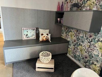 une photo d'un salon avec un canapé et une table