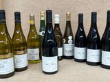 plusieurs bouteilles de vin sont alignées sur une table