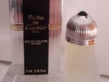 un flacon de parfum posé sur un comptoir à côté d'une boîte de parfum