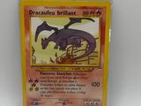 un gros plan d'une carte Pokémon sur laquelle figure un dragon
