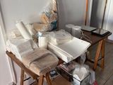 une table avec beaucoup d'objets dans une pièce