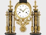 une horloge noire et or posée sur une table